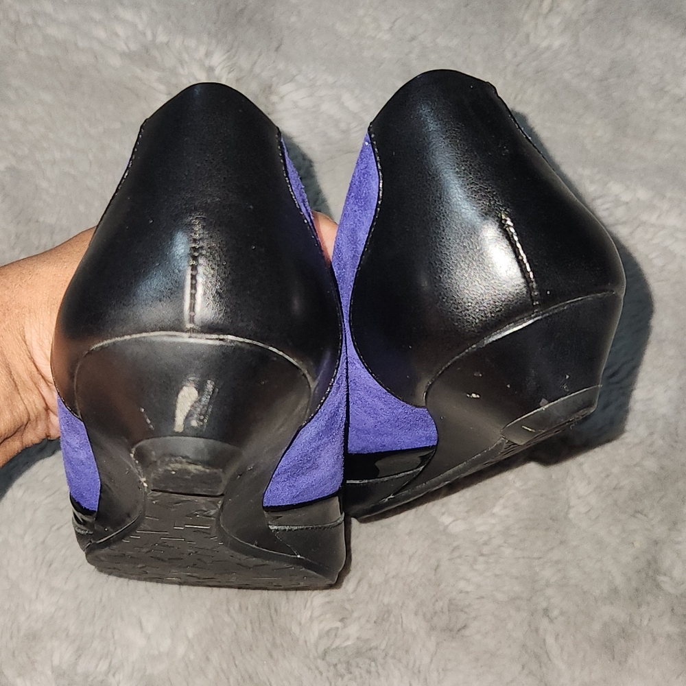 Tahari Black and royal blue suede flats with pointed toe - Picture 4 of 4